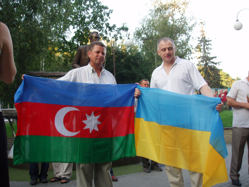 Азербайджан за украину. Украина и Азербайджан братья. Азербайджанцы и украинцы. Украинцы в Азербайджане.